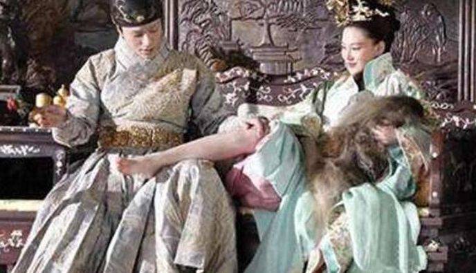 业内点评（牛鬼蛇神正得逞，天昏地暗无公理）打一生肖动物